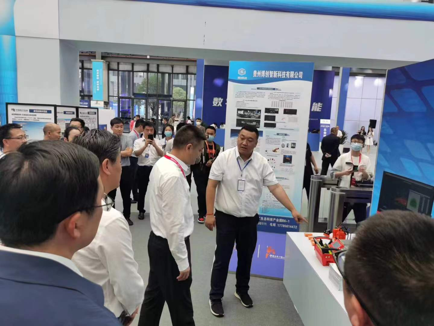 六盘水市领导视察参观贵州博创智能产品